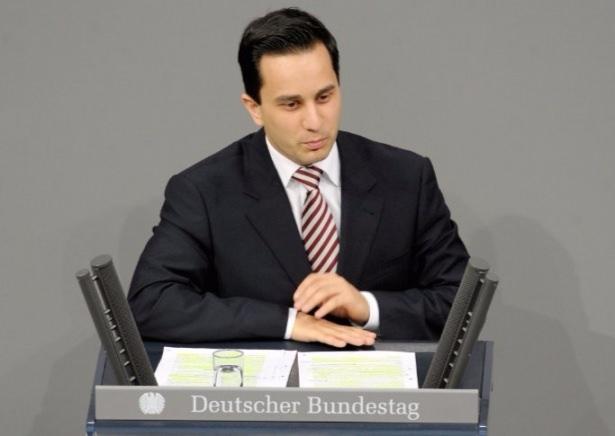 <p>ALMAN SOSYAL DEMOKRAT PARTİ MİLLETVEKİLİ MAHMUT ÖZDEMİR</p>

<p>Duisburg ikinci bölgeden doğrudan seçilen SPD üyesi Özdemir 26 yaşında. Federal Meclis milletvekilleri arasında en genç milletvekili unvanını alarak tarihteki yerini alan Özdemir, Duisburg’da işçi ailesinin çocuğu olarak 1987 yılında dünyaya geldi. Özdemir, liseyi bitirdikten sonra Düsseldorf Heinrich-Heine Üniversitesi’nde hukuk eğitimi aldı. Öğrenci olduğu dönemde Sosyal Demokrat Parti’de çalıştı. Duisburg’da yapılan 2009 yerel seçimlerinde belediye Meclis Üyesi seçilen Özdemir, 2013 seçimlerinde Duisburg 2. bölgeden oyların yüzde 43,2’sini aldı.</p>
