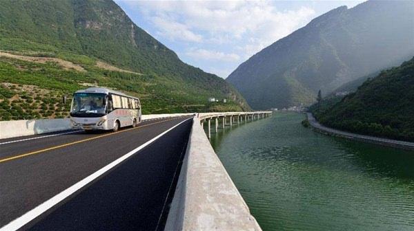 <p>Çin'in Hubei eyaletindeki Guzhao 10.9 kilometre uzunluğundaki yol 4.4km'lik su üzerine inşa edilmiş durumda.</p>
<p> </p>