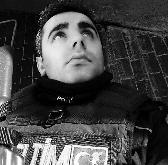 <p>Bayburt Sorkunlu Toronsos köyünden polis memuru Hamit Şahin şehit oldu.</p>
