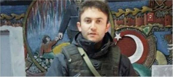 <p>Beşiktaş-Bursaspor maçı sonrasında meydana gelen hain saldırıda şehit olan 38 kişiden birinin Kayseri doğumlu 23 yaşındaki polis memuru Yasin İke olduğu belirlendi. Şehit polisin Kayseri’deki ailesine acı haber bu sabah ulaştı. Acı haberi alınca fenalaşan Yasin İke’nin anne ve babası Kayseri Eğitim ve Araştırma Hastanesine kaldırıldı.</p>
