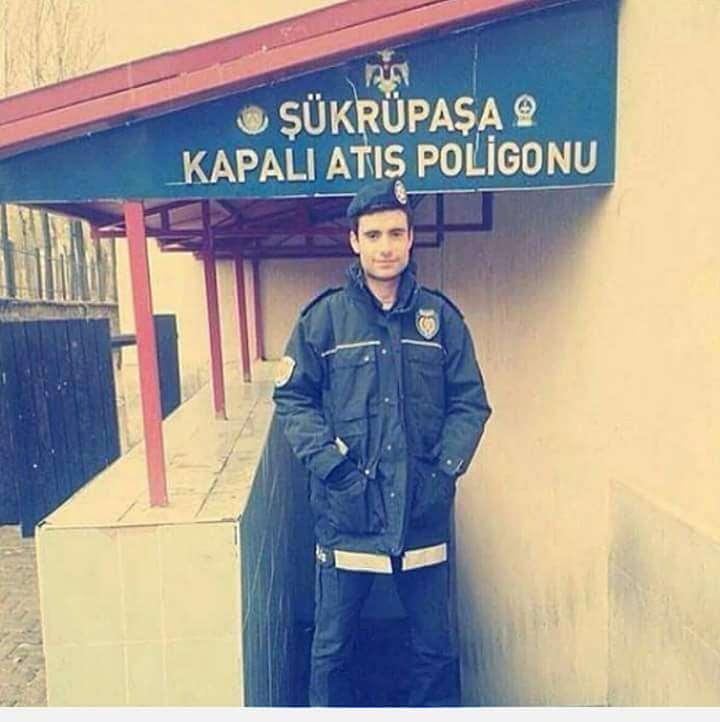 <p>Dün gece İstanbul Beşiktaş’ta gerçekleştirilen terör saldırısında, Şanlıurfa-Siverek doğumlu polis memuru Süleyman Sonkut da şehit oldu. Şehit polis için bugün saat 14.00’da Siverek ilçe Emniyet Müdürlüğü'nde resmi tören düzenlenecek. Şehidin cenaze namazı Abdülkadir Geylani camide kılınacak ve Asri Mezarlığa defnedilecek.</p>