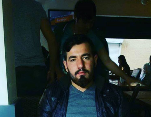 <p>Dün gece teröristlerce düzenlenen bombalı saldırıda hayatını kaybeden minibüs şoförü 24 yaşındaki Velat Demiroğlu'nun memleketi Diyarbakır'a ateş düştü.</p>

