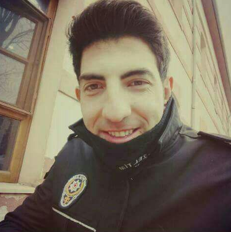 <p>İstanbul’daki hain saldırıda şehit düşen polislerden birinin Bursa’nın Nilüfer ilçesinde oturan 23 yaşındaki Hüseyin Akyüz olduğu tespit edildi.</p>
