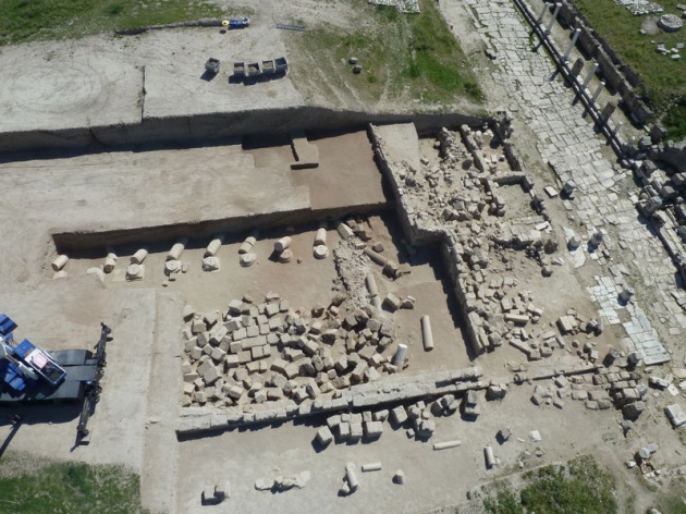 Milattan sonra 494 yılındaki depremde yıkılan sütunlu galerinin restore edilmesiyle Anadolu arkeolojisi için anıtsal nitelikteki Kuzey Agora, 15 asrın ardından yeniden hayat bulacak.