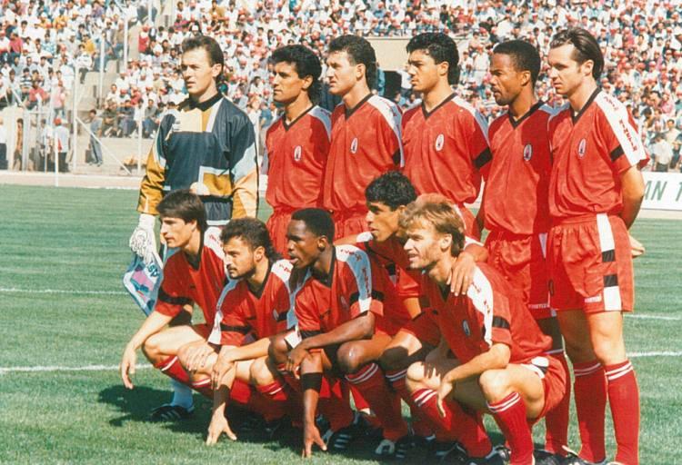 <p>GAZİANTEPSPOR 1993-1994</p>

<p>Soldan sağa</p>

<p><strong>Ayaktakiler:</strong> Metin Akçevre, Kemal Sönmez, Tayfun Yungul, Hasan Özer, Teboho Moloi, Elvir Bolic.</p>

<p><strong>Oturanlar:</strong> Necat Barut, İhsan Okay, Stephen Komphela, Marcello Monteiro, Turgut Uçar.</p>
