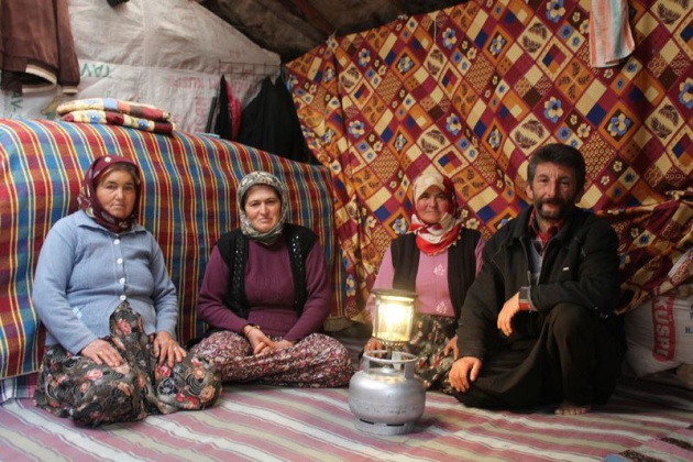 <p>Mersin'in Silifke İlçesi'nde yaşayan 50 kişi 21. yüzyıl Türkiye'sine yakışmayacak bir durum yaşıyor. Tam 25 yıldır elektrikleri yok.</p>