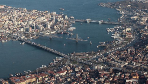 İstanbul'un toplu ulaşım akslarının önemli bağlantı noktalarından biri olarak tasarlanan Haliç metro geçiş köprüsünün yapımına son sürat devam ediliyor. Projenin 29 Ekim'e yetiştirilmesi için hummalı bir çalışma yürütülüyor.