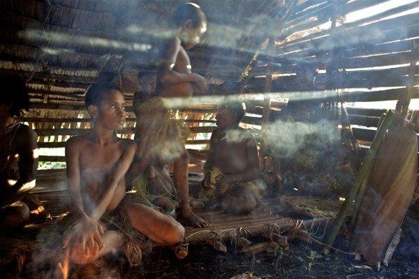 <p>Korowai, bilinen son yamyam kabile olduğuna ilişkin haberlerin çıkmasının ardından "üne kavuşmuştu."</p>
<p> </p>