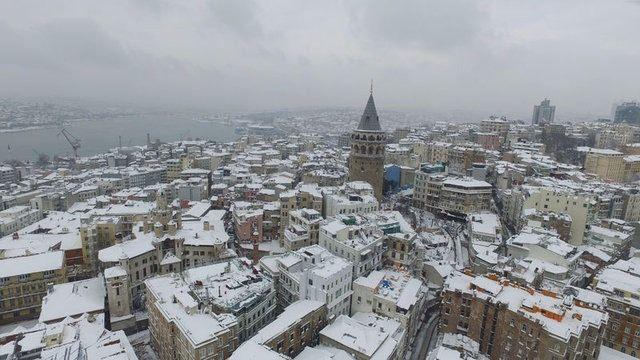 <p>AKOM'dan alınan bilgilere göre, İstanbul bugün çok bulutlu, öğle saatlerinden itibaren karla karışık yağmurlu, zamanla yağmurlu geçecek. Perşembe yağmur geliyor.</p>

<p> </p>
