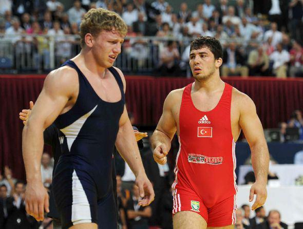 Cenk İLDEM YAŞ: 26, BOY: 1.82, KİLO: 96 KULÜBÜ: İstanbul BŞB. YARIŞ GÜNÜ: 7 Ağustos İDDİALI RAKİPLERİ: Guri (BUL), Gadabazde (AZE), Aleksanyan (ERM) EN İYİ DERECELERİ: 2011 Dünya 3.’sü, 2010 Avrupa 3.’sü