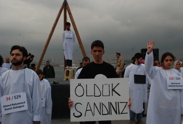 <p>Sahilde toplanarak tekbir getiren gruptakiler, 528 sayısına dikkati &ccedil;ekmek i&ccedil;in protesto eylemine saat 17.28'de başladı.&nbsp;</p>