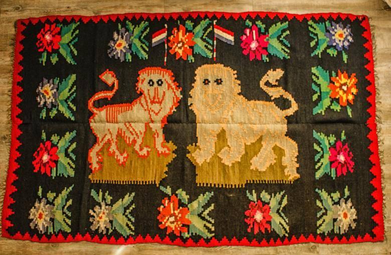 <p><strong>Halı, kilim desenleri</strong></p>
<p>Şamanlar giydikleri giysilere yılan, akrep, çıyan, kunduz gibi yabanî ve zararlı hayvan şekilleri çizerek zararlı hayvanları kaçıracağına inanırdı. Geçmişten bugüne Anadolu’da dokunan halı ve kilimlerin tamamında kullanılan motifler Şaman giysilerinin izlerini taşır. </p>