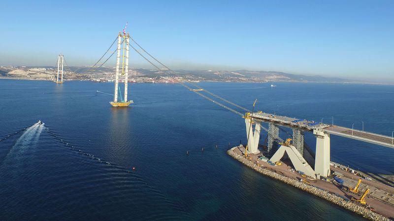 <p>Yapım çalışmalarının devam ettiği Gebze-Gemlik kesiminde yüzde 90, Gebze-Orhangazi-Bursa kesiminde ise yüzde 82, Kemalpaşa Ayrımı-İzmir kesiminde yüzde 75 olmak üzere dev projenin tamamında yüzde 52’lik fiziksel gerçekleşme sağlandığı belirtildi. Projede toplam 7.908 personel ile birlikte 1.568 adet iş makinesinin çalıştığı öğrenildi.</p>
