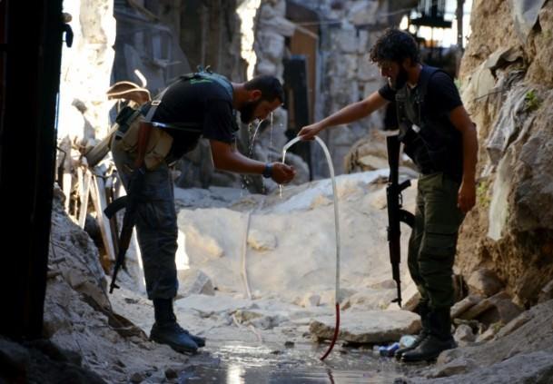 <p>Halep’in zengin ticari yaşamının merkezi konumundaki tarihi çarşı kullanılmaz hale geldiğinden terk edilmiş. Sahiplerince, bazı dükkanların kepenkleri kapatılmış bazılarının önlerine ilave tedbir olarak barikatlar kurulmuş. Çarşının tek hakimi silah sesleri.</p>