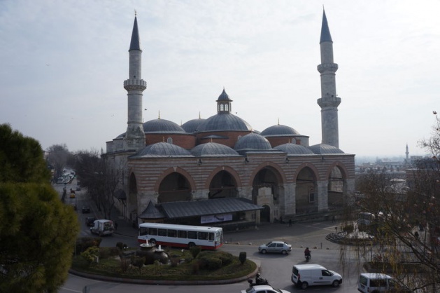 <p>600 yıllık Eski Cami, mimari özellikleri ve Hacer-ül Esved taşı nedeniyle, inanç turizmine ilgi duyanların ziyaret ettiği önemli camilerden biri. </p>