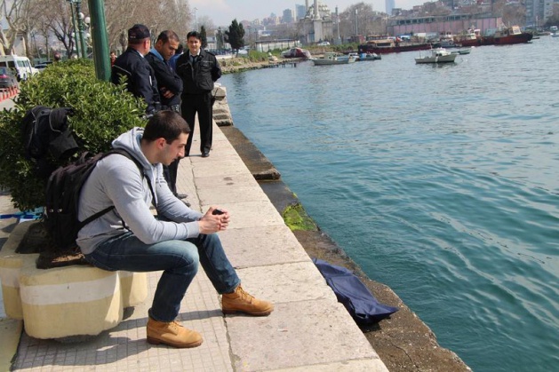 <h2>Kadıköy'de acı bir olay yaşandı...Köpeklerini gezdirmeye çıkan 23 yaşındaki üniversite öğrencisi Emre Küçük , Haydarpaşa Garı önünde denize inen basamaklara koşan köpeğinin peşinden giderken denize düşüp boğuldu.</h2>