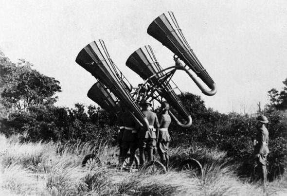 <p><strong>AKUSTİK RADAR</strong></p>
<p>Bir nevi radar sayılabilecek bu basit akustik teknoloji, Amerikan ordusu tarafından uzaklardan yaklaşan bir hava aracının yerini saptamak için kullanılıyordu.</p>