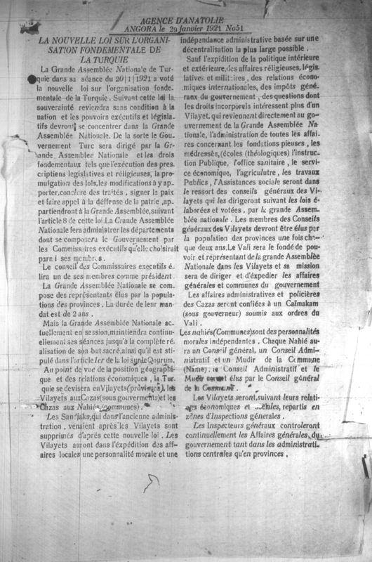 <p> Kurtuluş Savaşı sırasında Anadolu Ajansı'na ait Fransızca bültenler de basılmaya başlamıştı. Fotoğrafta 1921 Anayasası'na ilişkin basılan bir haber görülüyor.</p>
