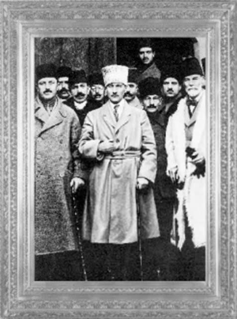 Mustafa Kemal, Sivas'ta, Heyet-i Temsiliye üyeleri ile (1919)Mustafa Kemal, Sivas'ta, Heyet-i Temsiliye üyeleri ile (1919)