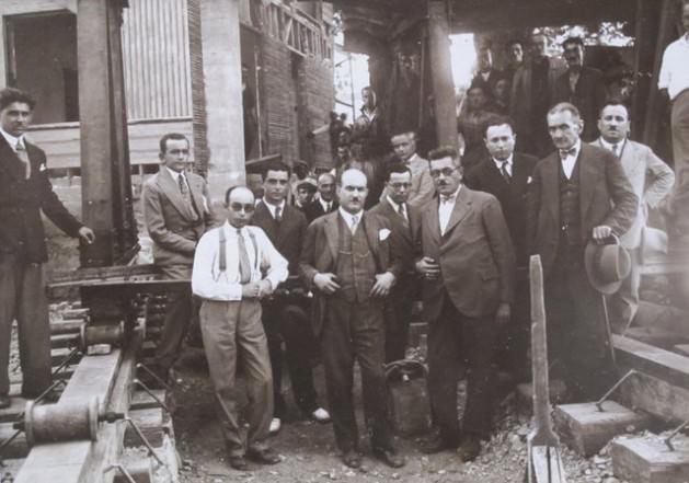 Müzayadede Atatürk'ün bilinmeyen fotoğrafları da satışa sunulacak. Özellikle Atatürk'ün çevre duyarlılığını belgeleyen çok özel 7 fotoğrafın müzayedede büyük ilgi çekmesi bekleniyor. Yalova'daki ünlü Yürüyen Köşk'ün hikayesini belgeleyen ve 1500 lira açılış fiyatıyla satışa sunulacak 7 orijinal fotoğrafın hikayesi şöyle: Atatürk, 1929 yılının Ağustos ayında Yalova'da bir köşk yapılması için talimat verdi.