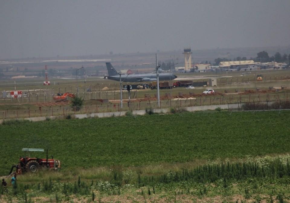 <p>Üstte rutin uçuşlar devam ederken, pist çevresinde ise normal araçların hareketliliği gözlendi.</p>
<p> </p>