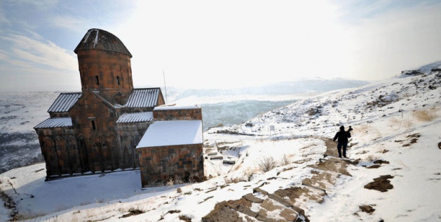 <p>Kış aylarında Kars'a gelen fotoğraf tutkunlarının dondurucu soğuğa rağmen ziyaret ettiği antik kentteki yapılar pek çok medeniyetin izlerini taşıyor.</p>