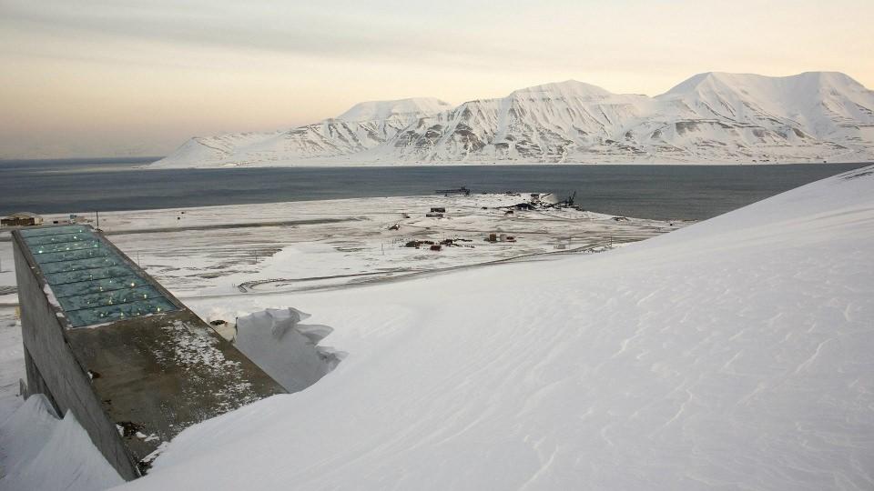 <p><strong>Svalbard Tohum Deposu - Norveç</strong><br />
 <br />
Düşünün ki büyük bir doğal felaket sonucu dünya tümüyle değişime uğradı. Nüfus azaldı, altyapı çöktü, gıda kaynakları dağıldı. Hayatta kalan az sayıda insan her şeyi yeniden kurmak zorunda.<br />
<br />
Kuzey Kutbuna 1300 km mesafedeki tohum deposu dünyanın en iyi korunan, en güvenli yerlerinden biri.</p>
