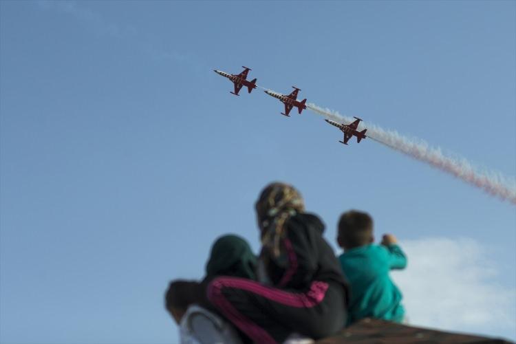 <p> Solo Türk uçaklarının kendine has alçak uçuş tekniği ile gökyüzünde gerçekleştirdiği akrobatik hareketleri sırasında bazı izleyiciler gözyaşlarını tutamadı.</p>
