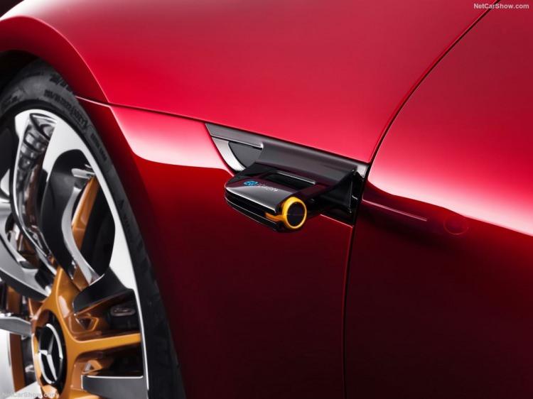 <p>AMG GT'de benzerlik gösteriyor. 4.0-litrelik çift turbolu V8 motoru, arkada konumşandırılmış elektrik motoru ile birlikte 805 bg güç üretiyor.</p>
