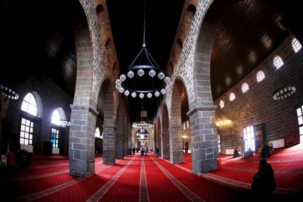 <p>Ulu Camii’nin avlu cephelerinde farklı dönemlere ait mimari bezemeler, kabartma ve yazıtlar büyük bir uyum içerisinde yerleştirilmiştir. Tarihin her döneminde ibadet merkezi olarak kullanılan tarihi Ulu Camii Diyarbakır’daki en büyük yapılar topluluğudur. </p>
