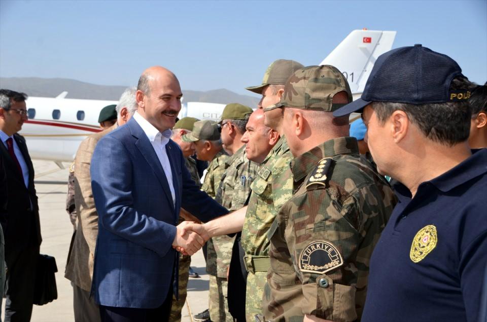<p>Burada çocukların çiçek verdiği Soylu, beraberindekilerle helikopterle Çukurca ilçesindeki Dağbaşı üs bölgesine giderek yapımı süren Dağlıca-Çukurca yolunda incelemelerde bulundu. </p>