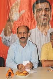 <p>Örgüt mensuplarınca yol kapatma, çukur kazma, güvenlik güçlerine karşı taşlı, molotoflu, Eyb’li, uzun ve kısa namlulu silahlarla saldırı olaylarıyla ilgili olarak olayları gerçekleştiren terör örgütü mensupları ile görüşmeye gitmesi nedeniyle güvenlik kuvvetlerince yapılacak operasyonları engellediği, örgüt mensuplarına zaman kazandırarak kaçmalarına sebebiyet verdiği, 06 Mayıs 2015 tarihinde SiyasetAkademisi sertifikası alan şahısların terör örgütünün simgesi olan elbiselerini giydiklerini, sözde PKK’nın marşını çaldıklarını, burada yaptığı konuşmada “PKK hareketinden aldıkları köklü eğitimle sertifikalarını da bir devrim niteliğinde almış bulunuyorlar” dediği, yine Ağustos 2015 tarihinde “bize oy veren şehitler ve önderliğimizin önünde eğiliyoruz...özyönetimi tanımaz iseniz biz de sizi meşru hükümet ve resmi devlet kurumları olarak tanımayız” dediği belirlenmiştir.</p>