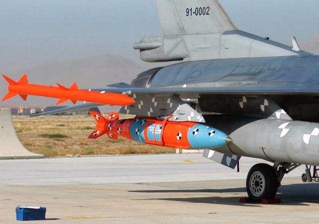 <p>LGK ise 250 kiloluk Mk-82 ve 1 tonluk Mk 84 tipi klasik bombaların hedefini lazer ışınıyla işaretliyor ve hedefin nokta atışıyla vurulmasını sağlıyor. </p>

<p> </p>

<ul>
</ul>

<ul>
</ul>
