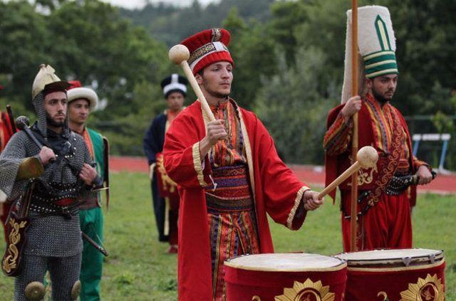 <p>Türk İşbirliği ve Koordinasyon Ajansı Başkanlığı (TİKA), Samsun Uluslararası Öğrenci Derneği ve Canik Belediyesi öncülüğünde, 13 farklı ülkeden Samsun'a üniversite eğitimine gelen öğrencilerden mehter takımı oluşturuldu.Samsun'da 1 ay önce kurulan mehter takımının seçmelerine yüzlerce yabancı öğrenci başvurdu.</p>

<p> </p>
