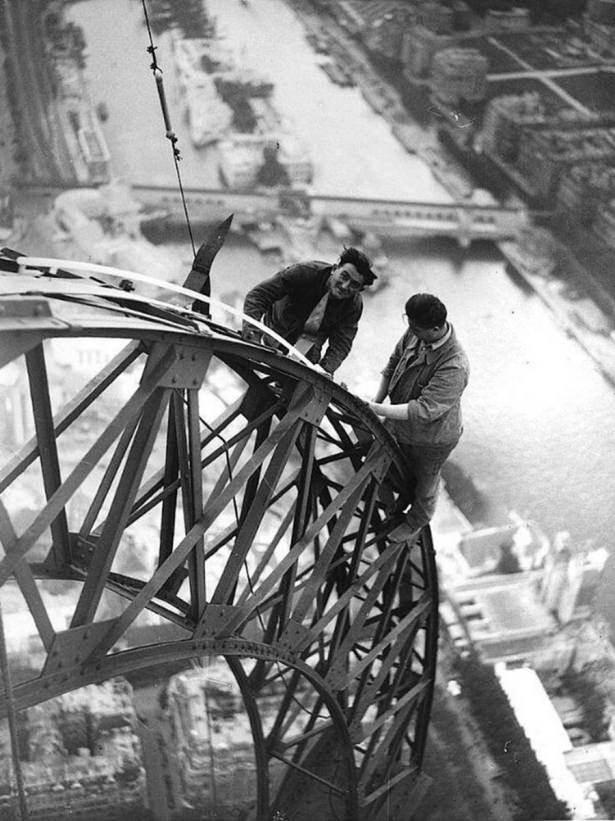 <p>Eyfel Kulesı üzerinde çalışan elektrik teknisyenleri, Paris, 1937</p>
