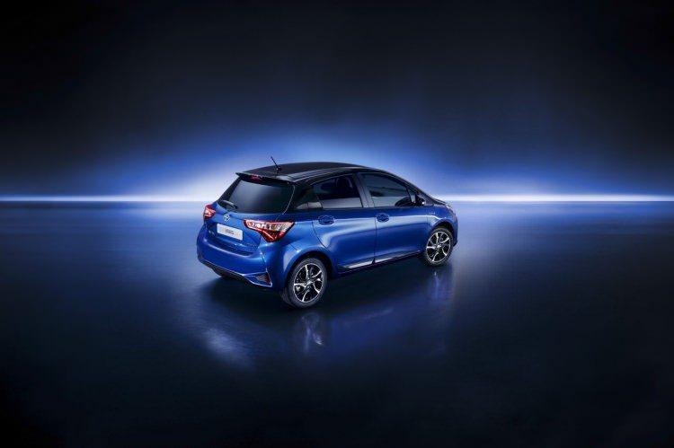 <p>Yenilenen Yaris'te 1.33 litrelik benzinli motorun yerini 1.5 litrelik dört silindirli benzinli motor alıyor. 1.496 cc olan bu atmosferik motor, 111 beygirlik güç üretebilirken, tork değeri 136 Nm.</p>