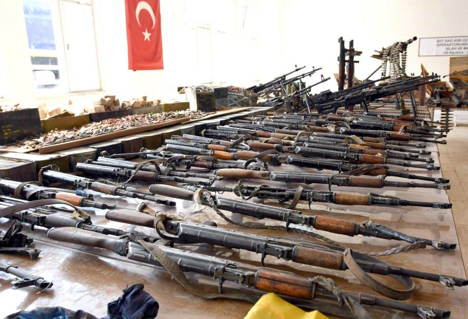 <p>Teröristlerden geride kalan, aralarında füzenin de bulunduğu çok sayıda Doçka silahı binlerce mühimmat ve yaşam malzemesi sergilendi.</p>

<p> </p>
