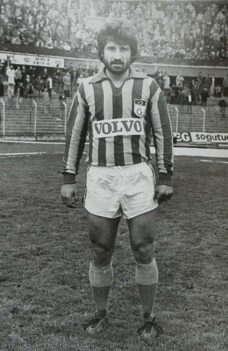 <p>Türkiye 1. Ligi takımlarından Galatasaray'ın yıldız futbolcusu Gökmen Özdenak bir karşılaşma öncesi sahada. 1977</p>