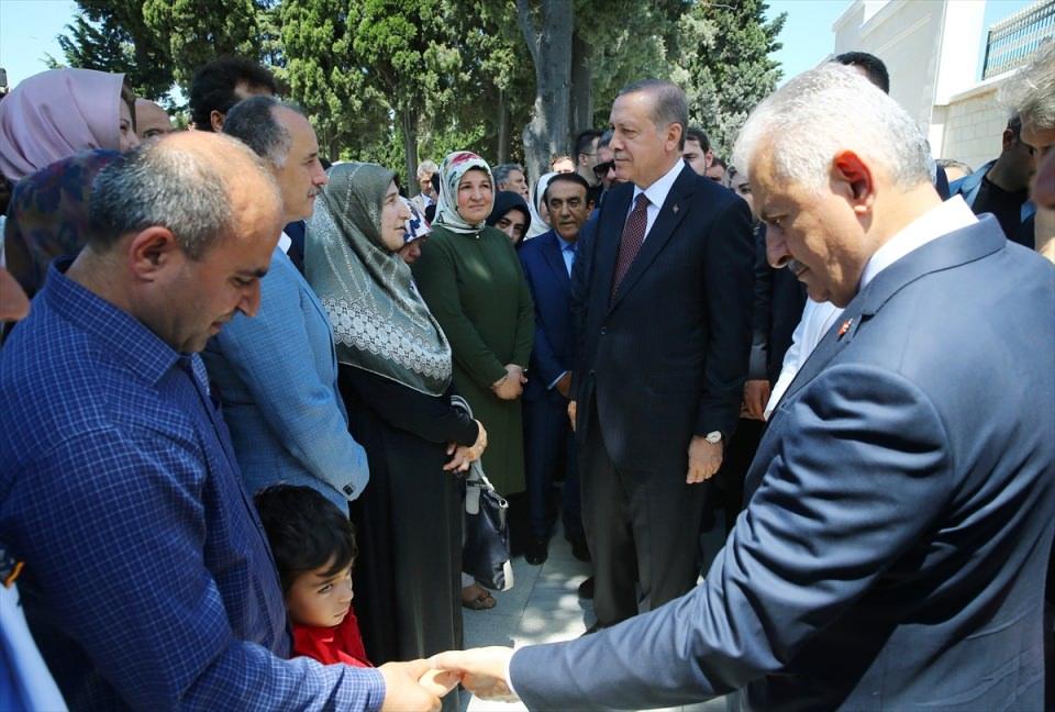 <p>Edirnekapı'daki 15 Temmuz Şehitliğine ilk olarak Başbakan Binali Yıldırım geldi. Yıldırım, ziyaret için şehitliğe gelen vatandaşları selamladı, çocuklarına oyuncak dağıttı. Yıldırım daha sonra, şehitlik girişinde Cumhurbaşkanı Recep Tayyip Erdoğan'ı karşıladı.</p>

<p> </p>
