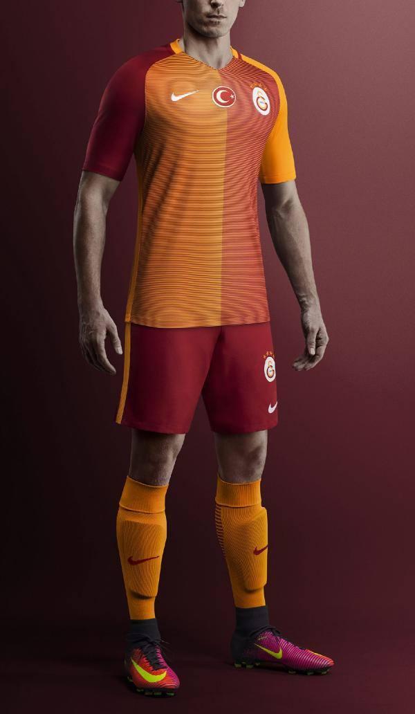 <p>Galatasaray armasının hemen üstünde 20 Süper Lig şampiyonluğunu temsil eden dört yıldız göze çarpıyor. Forma ve kırmızı şort boyunca her iki yanda uzanan sarı çizgi, oyuncu hareket halindeyken genişleyerek daha fazla hava geçirirken alttaki dikkat çekici beyaz parıltıyı da ortaya çıkarıyor. Sarı renkli çorapların baldır kısmında bulunan kırmızı doğrusal grafik; tişört ve şortla tezat oluşturarak futbolcu vücudunun en dinamik parçası olan alt bacağı öne çıkarıp futbolcunun hızını vurguluyor. Galatasaray, iç saha kitine uygun beyaz şort ve çoraptan oluşan yedek sete de sahip. Yeni deplasman kiti, beyaz renk ağırlıklı sade ve klasik bir tasarıma dönüşüyor.</p>
