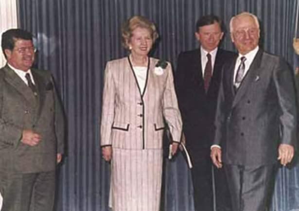 <p>12 Eylül Darbesi'yle yasaklanan siyasi liderler, 1987'de referandumla döndü. 90'lı yıllarda Demirel Başbakan ve Cumhurbaşkanı oldu. Ecevit de Başbakanlık koltuğuna oturdu.</p>
<p>Kenan Evren'in görev süresi 9 Kasım 1989 tarihinde sona erdi.</p>