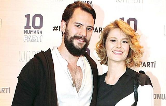 <p>Burcu Biricik ile Emre Yetkin bu yıl içinde evlendi.</p>