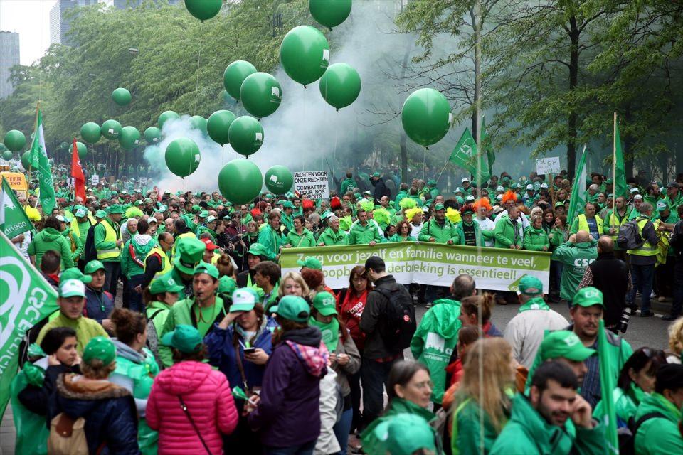 <p>Nord tren istasyonunda toplanan sendika &uuml;yeleri, Kraliyet sarayı, parlamento ve Br&uuml;ksel yerel h&uuml;k&uuml;meti binalarının &ouml;n&uuml;nden ge&ccedil;erek şehir merkezine vardı.&nbsp;</p>

<p>&nbsp;</p>
