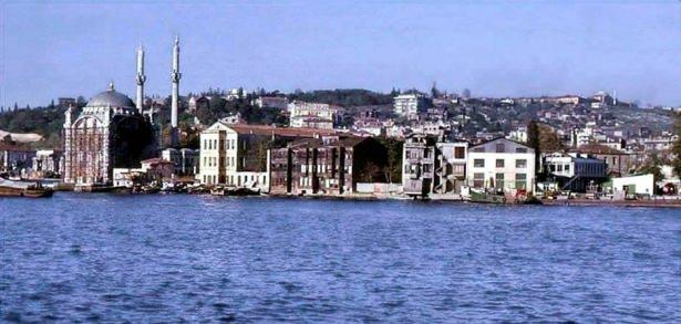 <p><strong>Ortaköy.. 1964..</strong></p>
<p>Solda gördüğünüz gibi camii restorasyondan geçiyor..<br />
1960 başı göçme tehlikesiyle karşı karşıya kalınca ciddi hasar oluşmuştu..<br />
Halk arasında Ortaköy Camisi olarak bilinen Büyük Mecidiye Camii, 1853'te dönemin padişahı Sultan Abdülmecid tarafından Mimar Nigoğos Balyan'a neo barok tarzında yaptırıldı.<br />
Günümüze kadar 1862-1866-1894-1964 ve 1984 yıllarında tam 5 kez kapsamlı onarım geçirmiş.<br />
Son restorasyon 2011 de başladı 2014 de bitti ve 7 milyon TL. harcandı.</p>