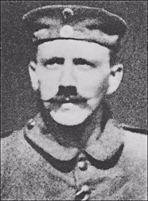 <p>Hitler gaz maskesi takabilmek için bu bıyıklarını kesmişti</p>
<p> </p>