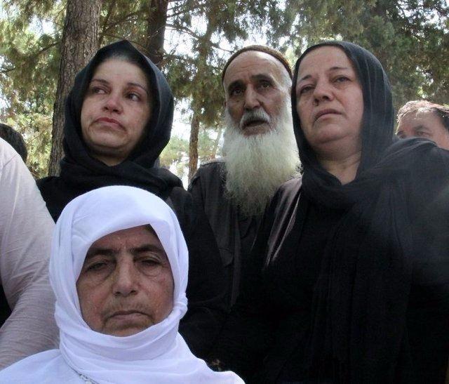 <p>Ölenlerden gelinin amcasının kızı olan Saliha Akdoğan’ın (22) nişanlı olduğu belirtildi. Damadın ağabeyi Muhittin Akdoğan, 1 çocuk babasıydı. 10 yaşındaki Vesile Akdoğan’ın damadın kardeşi, 1 çocuk babası Süleyman Durak’ın ise damadın dayısı olduğu belirtildi. Mehmet Ali Taş’ın ise asker arkadaşı olan damadın kına gecesi için Adıyaman Besni’den geldiği öğrenildi. </p>

<p> </p>
