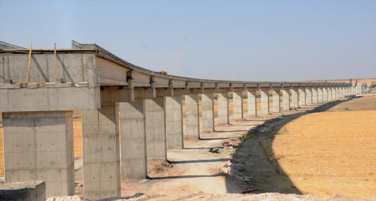 <p>Geçen yıl yapımına başlanan ve 45 ayaktan oluşacak viyadüğün, 2017 yılının ilk yarısında hizmete açılması planlanıyor.</p>

<p> </p>
