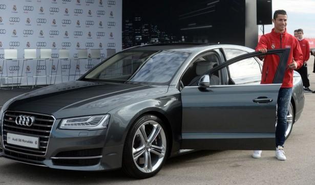 <p>Real Madrid futbol takımı, kulübün resmi otomobil sponsoru olan Audi'den bir sezon boyunca kullanmak üzere dağıtılan arabaları aldı.</p>