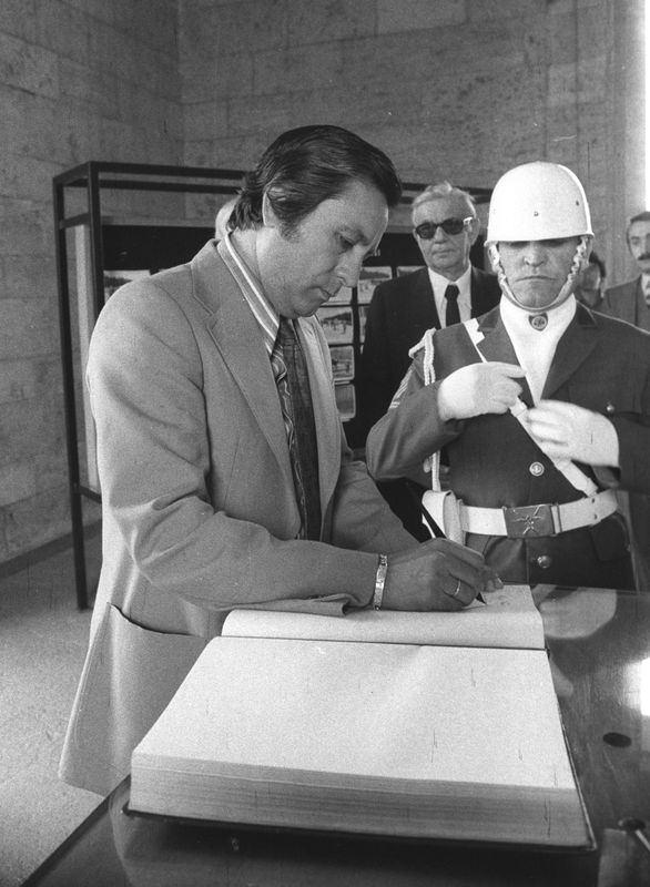<p>Anadolu Ajansı'nın 57. yıldönümü dolayısıyla AA Genel Müdürü Atilla Onuk Anıtkabir özel defterini imzalarken...</p>
