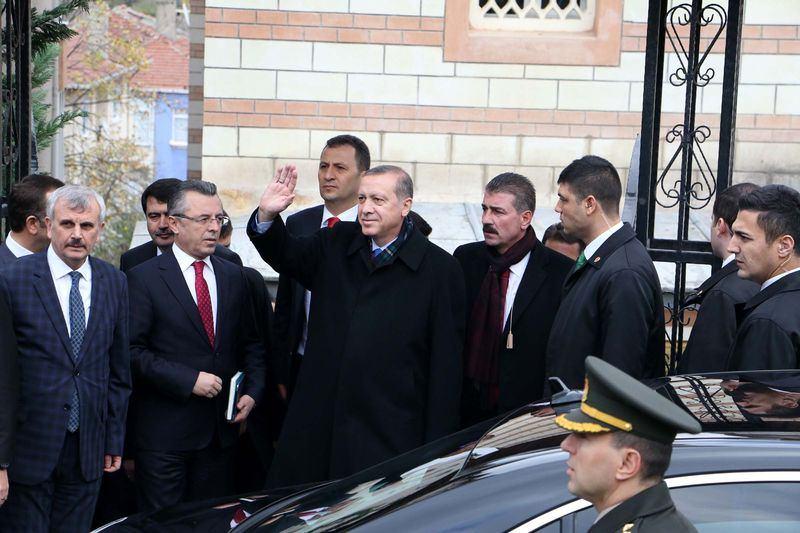 <p>Cumhurbaşkanı Erdoğan, Cuma namazından çıkarken kendisine el sallayan vatandaşlara karşılık verdi. </p>
<p> </p>